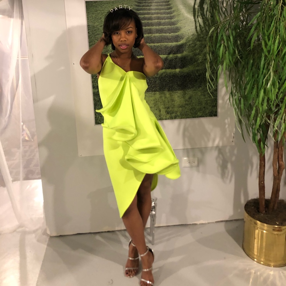 Show Stopper💚 - Picture 2 of 4
